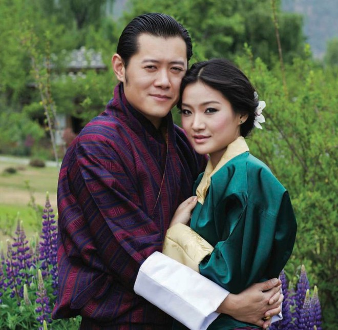 Gia đình Thái tử Nhật Bản khởi hành đến Bhutan, chồng bay trước, vợ con bay chuyến sau và Hoàng tử nhỏ gây chú ý hơn cả - Ảnh 3.