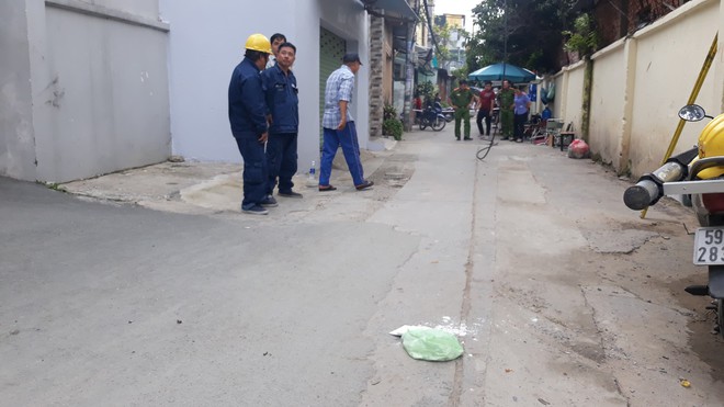 D&acirc;y điện đứt rơi tr&uacute;ng người đ&agrave;n &ocirc;ng đang ngồi uống cafe tr&ecirc;n vỉa h&egrave; S&agrave;i G&ograve;n - Ảnh 2.