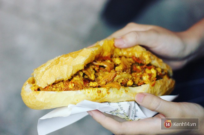 Hết hồn cảnh xếp h&agrave;ng d&agrave;i cả km l&uacute;c 3h s&aacute;ng để chờ mua b&aacute;nh m&igrave; d&acirc;n tổ ở H&agrave; Nội - Ảnh 11.