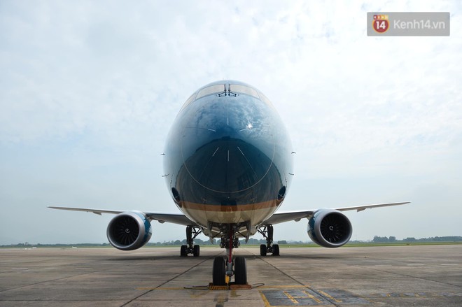 Cận cảnh siêu máy bay Boeing 787-10 lớn nhất Việt Nam vừa đáp xuống Nội Bài - Ảnh 1.