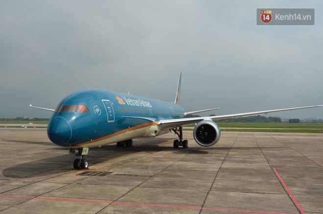 Cận cảnh si&ecirc;u m&aacute;y bay Boeing 787-10 lớn nhất Việt Nam vừa đ&aacute;p xuống Nội B&agrave;i - Ảnh 4.