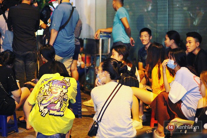 Hết hồn cảnh xếp h&agrave;ng d&agrave;i cả km l&uacute;c 3h s&aacute;ng để chờ mua b&aacute;nh m&igrave; d&acirc;n tổ ở H&agrave; Nội - Ảnh 10.