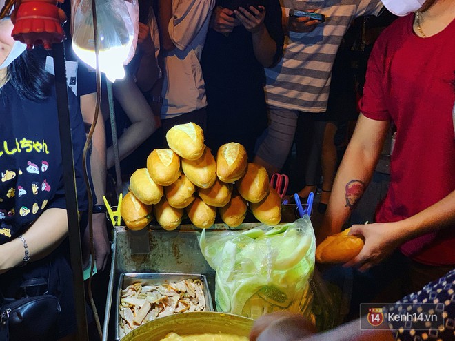 Hết hồn cảnh xếp hàng dài cả km lúc 3h sáng để chờ mua bánh mì dân tổ ở Hà Nội - Ảnh 7. Hết hồn cảnh xếp hàng dài cả km lúc 3h sáng để chờ mua bánh mì dân tổ ở Hà Nội - Ảnh 7.