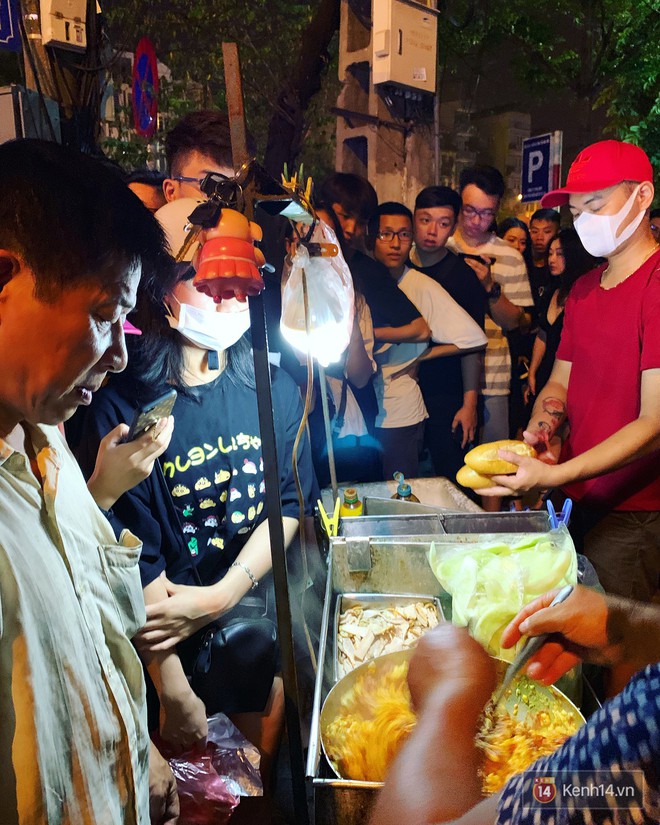 Hết hồn cảnh xếp hàng dài cả km lúc 3h sáng để chờ mua bánh mì dân tổ ở Hà Nội - Ảnh 7. Hết hồn cảnh xếp hàng dài cả km lúc 3h sáng để chờ mua bánh mì dân tổ ở Hà Nội - Ảnh 7.