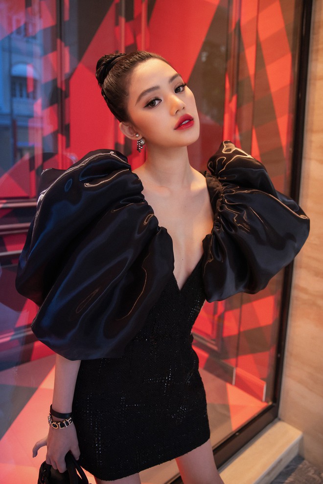 C&uacute; đụng h&agrave;ng giữa T&oacute;c Ti&ecirc;n v&agrave; Jolie Nguyễn như minh chứng: Cứ trẻ hơn chưa chắc đ&atilde; mặc đẹp hơn - Ảnh 1.