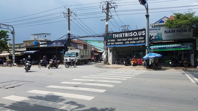 Hai tài xế đuổi chém nhau kinh hoàng vì tranh giành khách ở Sài Gòn - Ảnh 1.