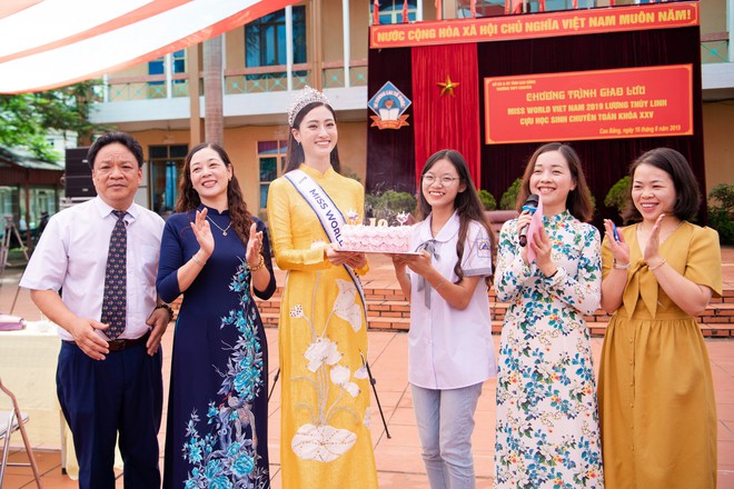 T&acirc;n Hoa hậu Lương Th&ugrave;y Linh diện &aacute;o d&agrave;i nền n&atilde;, đẹp rạng ngời trong ng&agrave;y về thăm trường cũ - Ảnh 9.