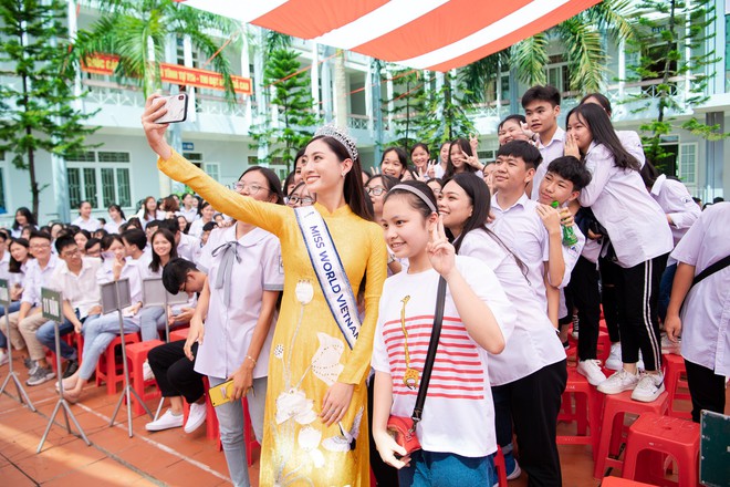 T&acirc;n Hoa hậu Lương Th&ugrave;y Linh diện &aacute;o d&agrave;i nền n&atilde;, đẹp rạng ngời trong ng&agrave;y về thăm trường cũ - Ảnh 8.