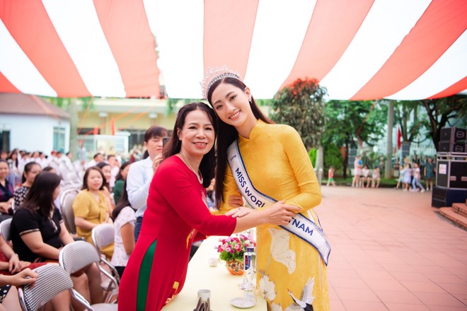 T&acirc;n Hoa hậu Lương Th&ugrave;y Linh diện &aacute;o d&agrave;i nền n&atilde;, đẹp rạng ngời trong ng&agrave;y về thăm trường cũ - Ảnh 7.