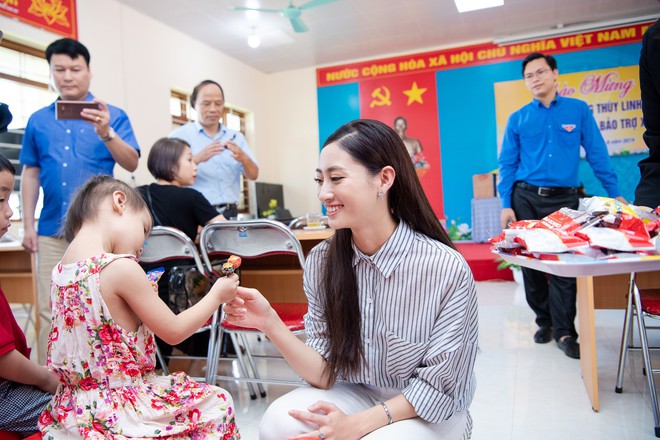 Tân Hoa hậu Lương Thùy Linh diện áo dài nền nã, đẹp rạng ngời trong ngày về thăm trường cũ - Ảnh 14.