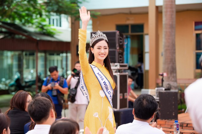 Tân Hoa hậu Lương Thùy Linh diện áo dài nền nã, đẹp rạng ngời trong ngày về thăm trường cũ - Ảnh 2.
