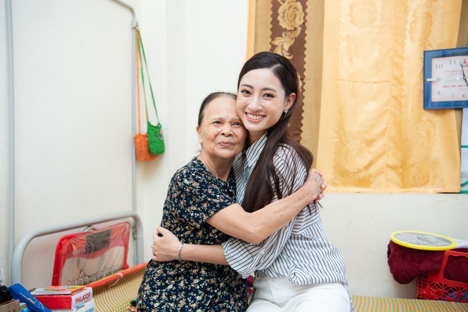 T&acirc;n Hoa hậu Lương Th&ugrave;y Linh diện &aacute;o d&agrave;i nền n&atilde;, đẹp rạng ngời trong ng&agrave;y về thăm trường cũ - Ảnh 12.