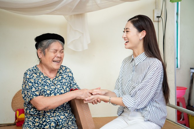 Tân Hoa hậu Lương Thùy Linh diện áo dài nền nã, đẹp rạng ngời trong ngày về thăm trường cũ - Ảnh 11.