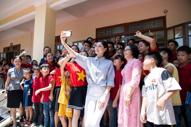 T&acirc;n Hoa hậu Lương Th&ugrave;y Linh diện &aacute;o d&agrave;i nền n&atilde;, đẹp rạng ngời trong ng&agrave;y về thăm trường cũ - Ảnh 10.