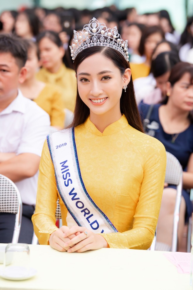 T&acirc;n Hoa hậu Lương Th&ugrave;y Linh diện &aacute;o d&agrave;i nền n&atilde;, đẹp rạng ngời trong ng&agrave;y về thăm trường cũ - Ảnh 3.