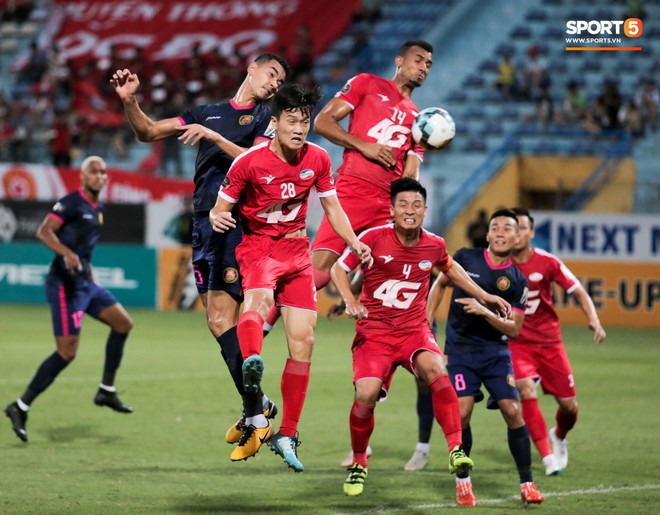 Tiền vệ U23 Việt Nam liên tục đập tay xuống đất, phải nhờ bác sĩ cõng về vì quá đau sau trận thua tại V.League 2019 - Ảnh 10.