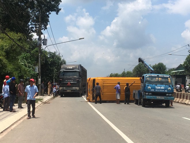 Bình Dương: Xe khách 29 chỗ lật ngang vì bị “rụng” 2 bánh khi đang lưu thông, 10 người nhập viện - Ảnh 3.