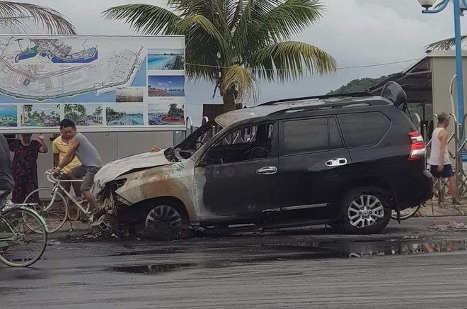 T&agrave;i xế đi nhậu về h&uacute;c dải ph&acirc;n c&aacute;ch, &ocirc; t&ocirc; tiền tỉ bốc ch&aacute;y ở Quảng Ninh - Ảnh 2.