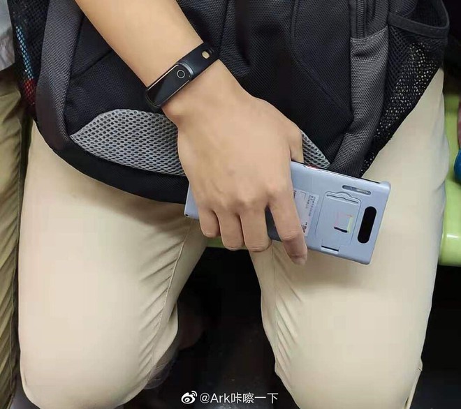 Huawei Mate 30 Pro lộ ảnh thực tế: Màn hình thác nước,cong cớn hơn cả smartphone Samsung - Ảnh 2.