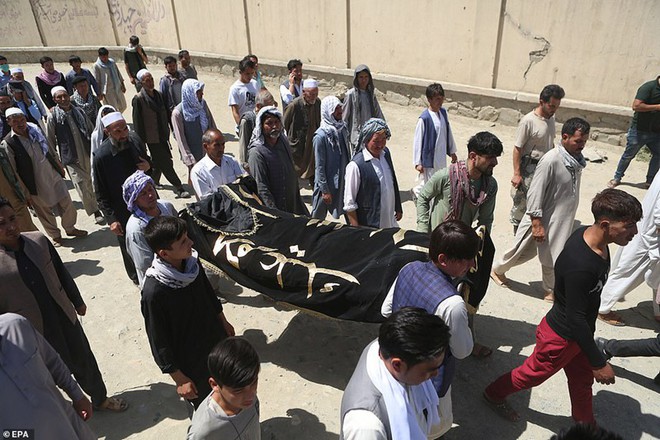 Ám ảnh hiện trường vụ đánh bom đám cưới ở Afghanistan, 63 người chết - Ảnh 8.