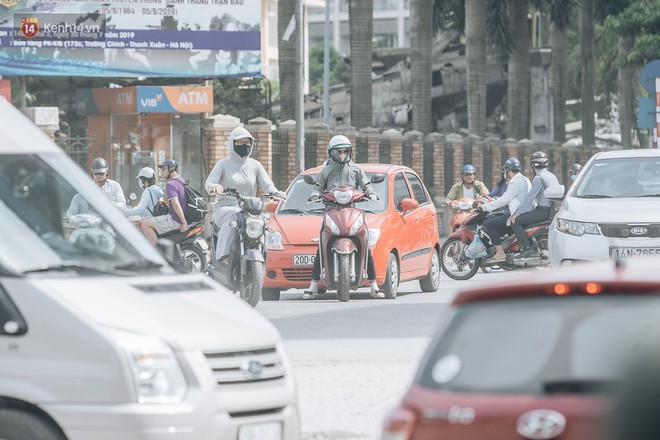 Những đại công trường biến đường phố Hà Nội ngập trong sương bụi - Ảnh 3.