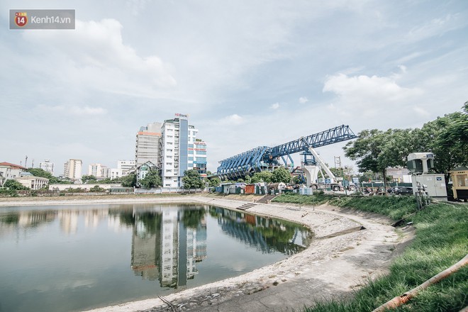 Những đại công trường biến đường phố Hà Nội ngập trong sương bụi - Ảnh 1.