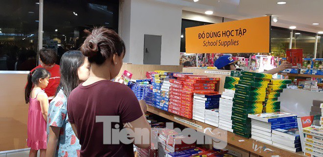 &ldquo;Rồng rắn&rdquo; xếp h&agrave;ng mua s&aacute;ch cho con trước ng&agrave;y tựu trường - Ảnh 1.