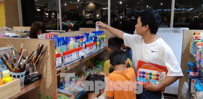 &ldquo;Rồng rắn&rdquo; xếp h&agrave;ng mua s&aacute;ch cho con trước ng&agrave;y tựu trường - Ảnh 2.