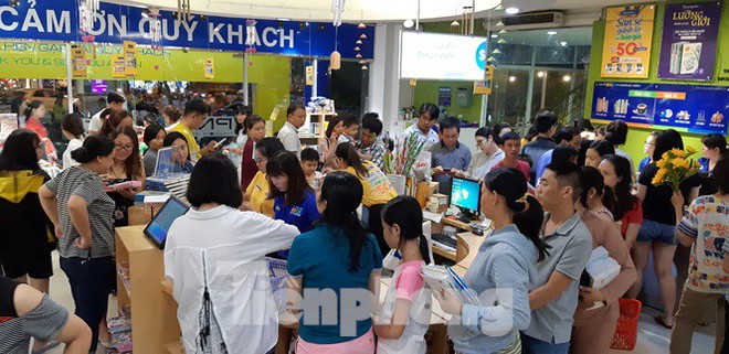 &ldquo;Rồng rắn&rdquo; xếp h&agrave;ng mua s&aacute;ch cho con trước ng&agrave;y tựu trường - Ảnh 4.