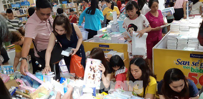 &ldquo;Rồng rắn&rdquo; xếp h&agrave;ng mua s&aacute;ch cho con trước ng&agrave;y tựu trường - Ảnh 5.