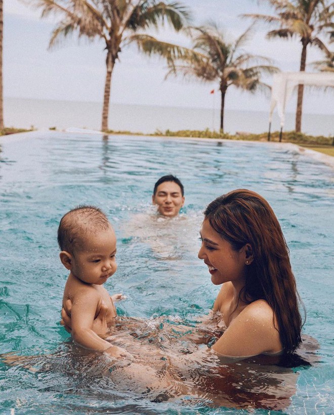 Tung khoảnh khắc t&igrave;nh tứ b&ecirc;n &ocirc;ng x&atilde;, Ch&uacute;ng Huyền Thanh khoe kh&eacute;o body chuẩn g&aacute;i một con tr&ocirc;ng m&ograve;n con mắt - Ảnh 4.