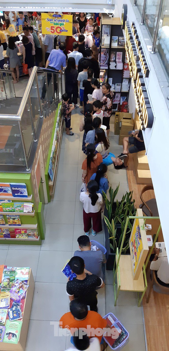 &ldquo;Rồng rắn&rdquo; xếp h&agrave;ng mua s&aacute;ch cho con trước ng&agrave;y tựu trường - Ảnh 6.