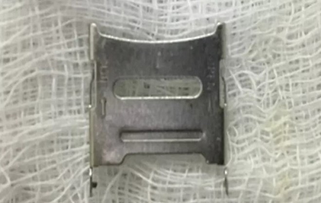 B&eacute; 2 tuổi ở H&agrave; Nội phải v&agrave;o viện cấp cứu v&igrave; nuốt khay sim điện thoại - Ảnh 1.