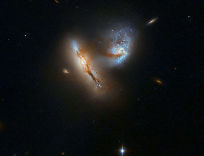 NASA công bố ảnh hiếm ghi lại cảnh 2 thiên hà sắp va chạm với nhau - Ảnh 1.