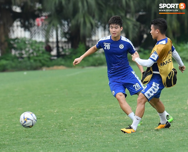 Sau Duy Mạnh, đến lượt Văn Kiên khiến các fan Hà Nội FC thót tim khi nhăn nhó vì đau trên sân tập - Ảnh 2.