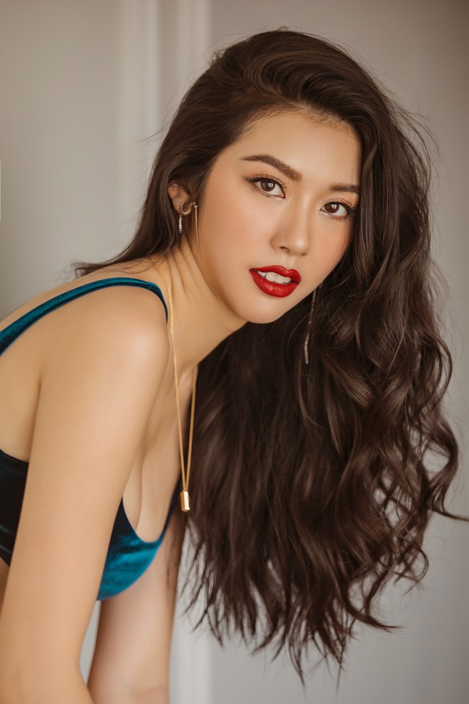 Bỏng mắt với bộ ảnh diện nội y hiếm hoi của Th&uacute;y V&acirc;n: Khoe đường cong bốc lửa giữa tin đồn trở lại Hoa hậu Ho&agrave;n vũ - Ảnh 9.