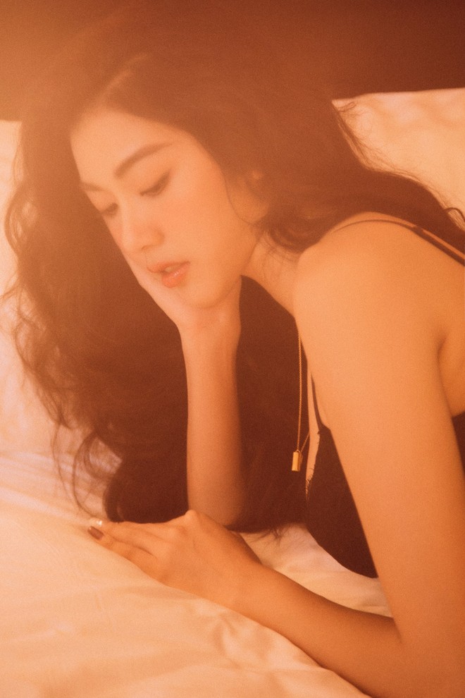 Bỏng mắt với bộ ảnh diện nội y hiếm hoi của Th&uacute;y V&acirc;n: Khoe đường cong bốc lửa giữa tin đồn trở lại Hoa hậu Ho&agrave;n vũ - Ảnh 4.