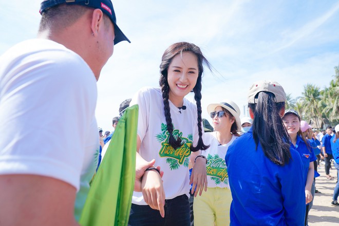 Mai Phương Thúy phơi nắng nhảy flashmob với cả ngàn học sinh, sinh viên, nghệ sĩ - Ảnh 4.