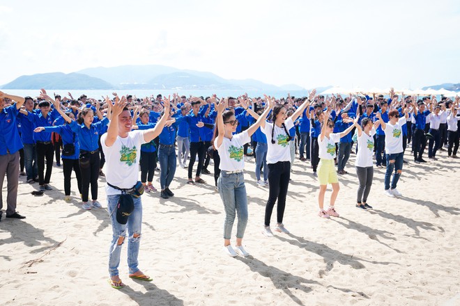 Mai Phương Thúy phơi nắng nhảy flashmob với cả ngàn học sinh, sinh viên, nghệ sĩ - Ảnh 5.