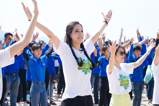 Mai Phương Thúy phơi nắng nhảy flashmob với cả ngàn học sinh, sinh viên, nghệ sĩ - Ảnh 6.