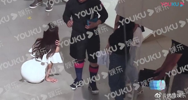 Paparazzi tung h&igrave;nh ảnh khoe trọn đường cong si&ecirc;u n&oacute;ng bỏng của Địch Lệ Nhiệt Ba: Kh&ocirc;ng ngờ v&ograve;ng 3 lại khủng đến thế! - Ảnh 5.