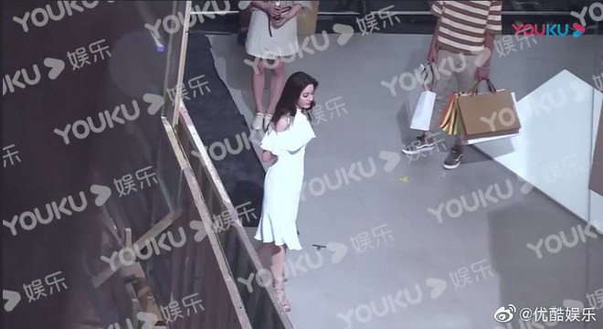Paparazzi tung h&igrave;nh ảnh khoe trọn đường cong si&ecirc;u n&oacute;ng bỏng của Địch Lệ Nhiệt Ba: Kh&ocirc;ng ngờ v&ograve;ng 3 lại khủng đến thế! - Ảnh 6.