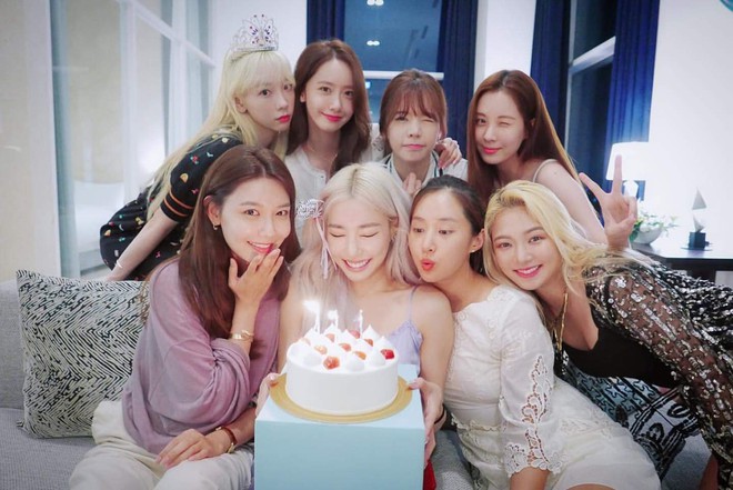 8 thành viên SNSD tụ họp hiếm hoi chúc mừng sinh nhật Tiffany, nữ thần Yoona giờ phải kiêng dè Seohyun và Tiffany về nhan sắc - Ảnh 1.