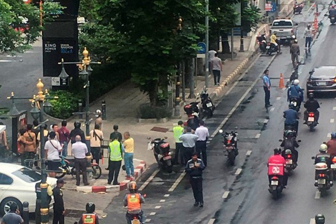 Ảnh: Hàng loạt vụ nổ rung chuyển Bangkok giờ cao điểm, ít nhất 3 người bị thương - Ảnh 4.