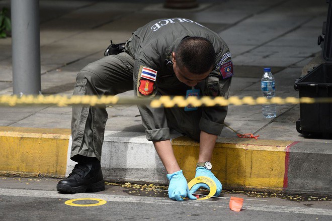 Ảnh: Hàng loạt vụ nổ rung chuyển Bangkok giờ cao điểm, ít nhất 3 người bị thương - Ảnh 6.
