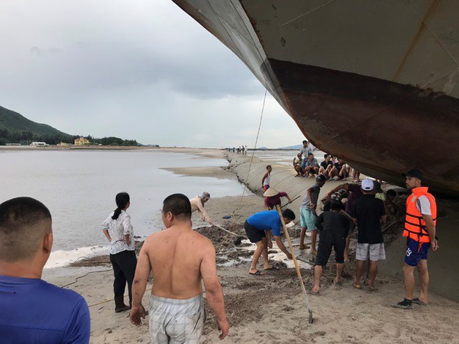 Kinh h&atilde;i cảnh t&agrave;u kh&aacute;ch vắt vẻo tr&ecirc;n đ&ecirc; lấn biển khi tr&aacute;nh b&atilde;o - Ảnh 3.