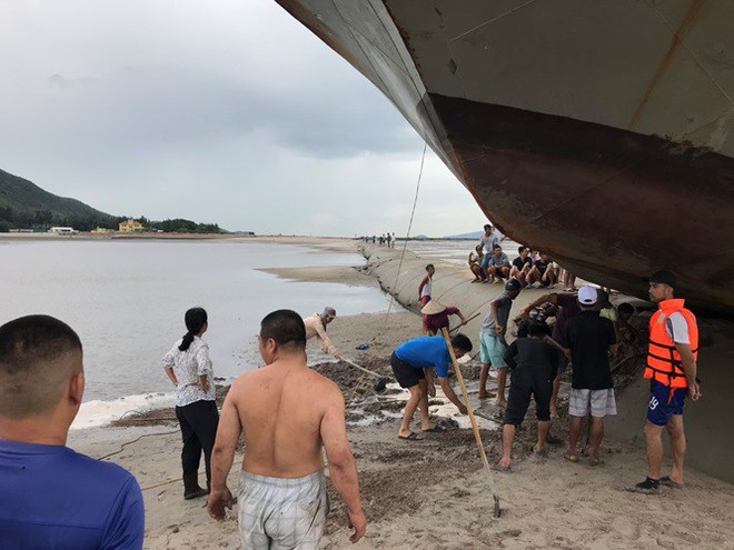 Kinh hãi cảnh tàu khách vắt vẻo trên đê lấn biển khi tránh bão - Ảnh 3.