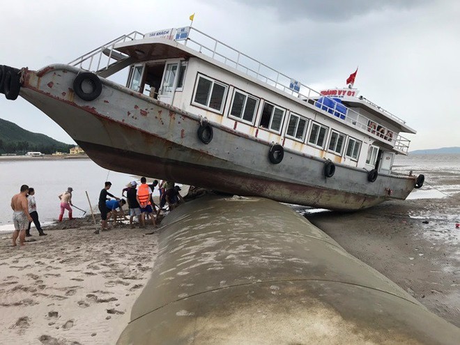 Kinh h&atilde;i cảnh t&agrave;u kh&aacute;ch vắt vẻo tr&ecirc;n đ&ecirc; lấn biển khi tr&aacute;nh b&atilde;o - Ảnh 4.