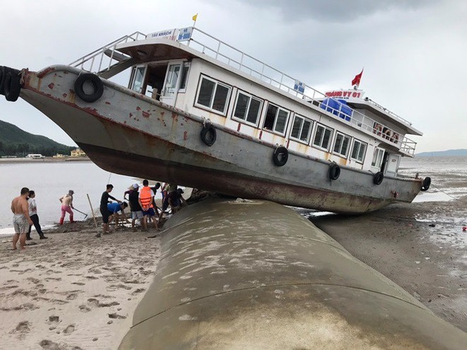 Kinh hãi cảnh tàu khách vắt vẻo trên đê lấn biển khi tránh bão - Ảnh 4.