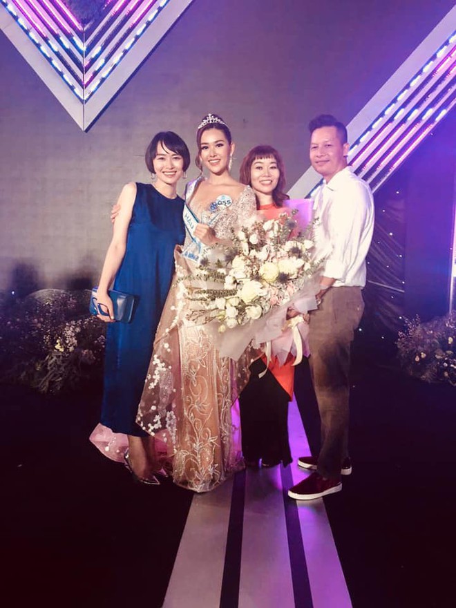 &Aacute; hậu Tường San hiếm hoi khoe ảnh cả gia đ&igrave;nh nhưng c&ocirc; chị g&aacute;i vừa xinh đẹp vừa thần th&aacute;i mới chiếm spotlight - Ảnh 4.